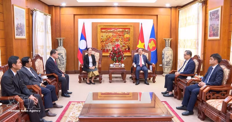 Una delegación de la Comisión de Inspección del Comité Central del PPRL, encabezada por su vicepresidenta Pingkham Lasasimma, viene a ofrecer sus felicitaciones. (Foto: VNA)