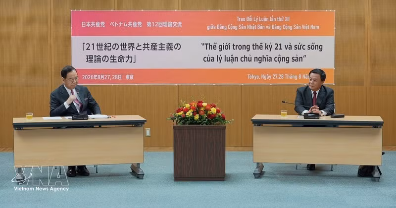 Nguyen Xuan Thang, presidente del Consejo Teórico Central de Vietnam, y Shii Kazuo, presidente del Comité Ejecutivo Central del Partido Comunista de Japón, en su reunión. (Foto: VNA)