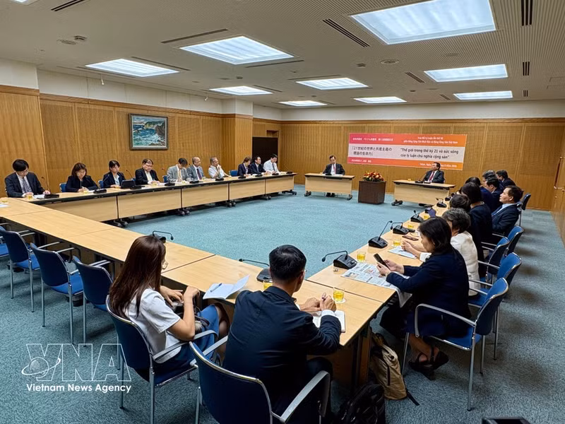 En el encuentro entre el camarada Nguyen Xuan Thang, presidente del Consejo Teórico Central, y el camarada Shii Kazuo, presidente del Comité Ejecutivo Central del Partido Comunista de Japón. (Foto: VNA)
