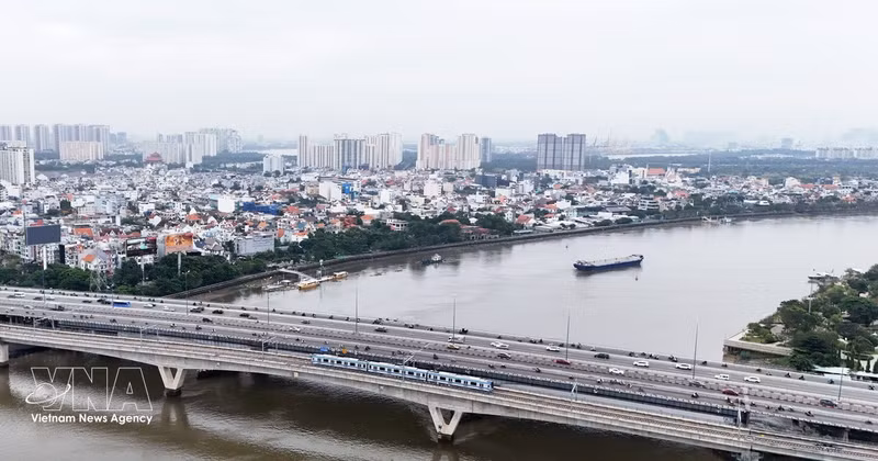 La línea de metro Ben Thanh - Suoi Tien cruza el río Saigón. (Foto: VNA)