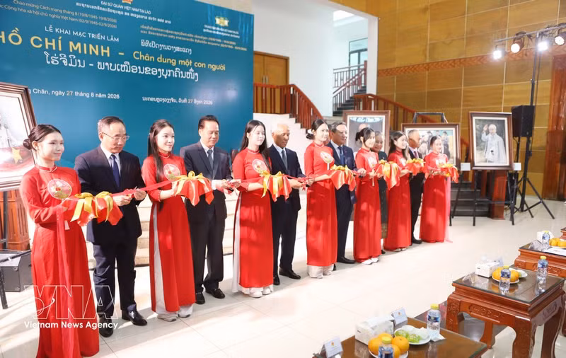 Delegados de ambos países cortan la cinta para inaugurar la exposición "Ho Chi Minh, retrato de un hombre". (Foto: VNA)