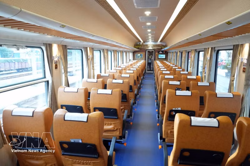 Interior del tren turístico “Phong Nha – Antigua capital imperial de Hue: Ruta del Patrimonio Mundial”. (Foto: VNA)