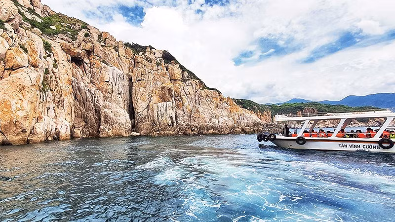 Turistas visitan una zona donde anidan las salanganas en la bahía de Vinh Hy.