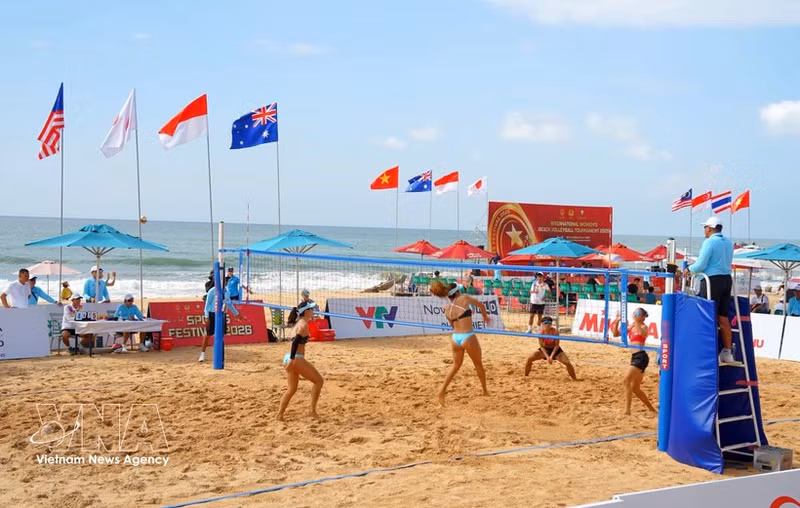 Disputan 16 equipos torneo internacional de voleibol de playa en Lam Dong. (Foto: VNA) 