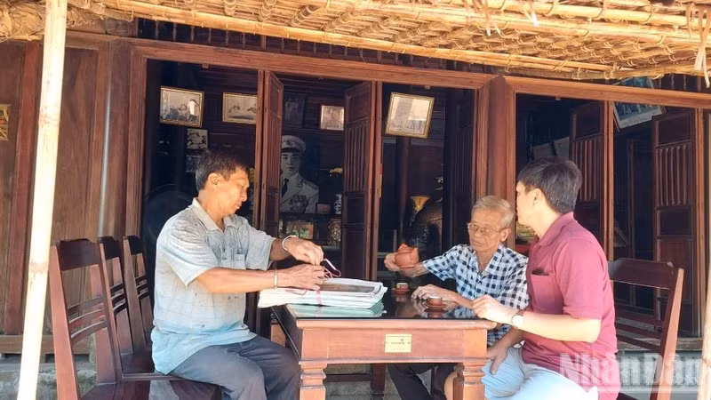 El señor Vo Dai Ham (segundo desde la derecha) habla sobre la casa memorial del general Vo Nguyen Giap.