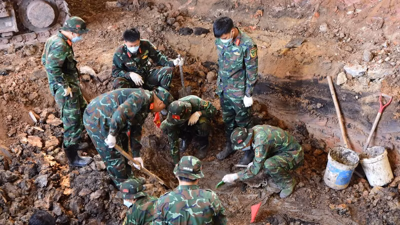 Efectivos realizan labores de búsqueda en el Área A del parque Le Thi Rieng. (Foto: Mando Militar de Ciudad Ho Chi Minh)