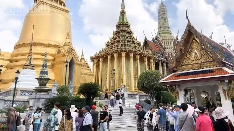 Numerosos turistas visitan el antiguo templo Wat Phra Kaew. (Foto: MINH THANG)