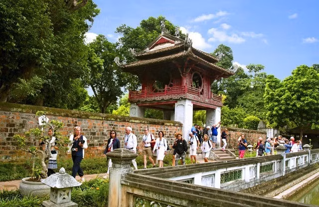 Turistas extranjeros en Hanói. (Foto: hanoimoi.vn)
