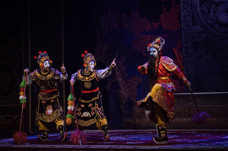 Los espectáculos de arte tradicional que se celebran cada fin de semana por la noche no solo enriquecen los productos turísticos nocturnos de Hanói, sino que también contribuyen a preservar y difundir la belleza cultural del país entre visitantes nacionales y extranjeros. (Foto: VNA)