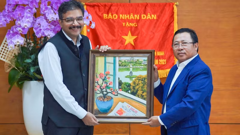 Le Nam Tu entrega un obsequio conmemorativo a Vipra Pandey, cónsul general de la India en Ciudad Ho Chi Minh. (Foto: THE ANH)