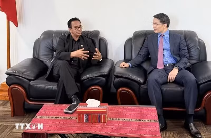 El encargado de negocios de Vietnam en Timor Oriental, Pham Binh Dam, y el ministro de Justicia de Timor Leste, Sérgio de Jesus Fernandes da Costa Hornai. (Foto: VNA)
