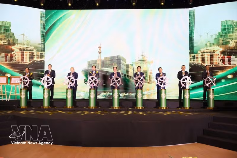 El viceprimer ministro Le Tien Chau y otros delegados en la ceremonia. (Foto: VNA)