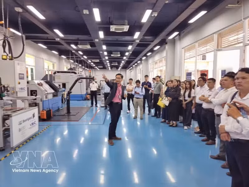 Visitantes recorren el sistema del Centro de Innovación Industria 4.0 en la Universidad Internacional del Este. (Foto: VNA)