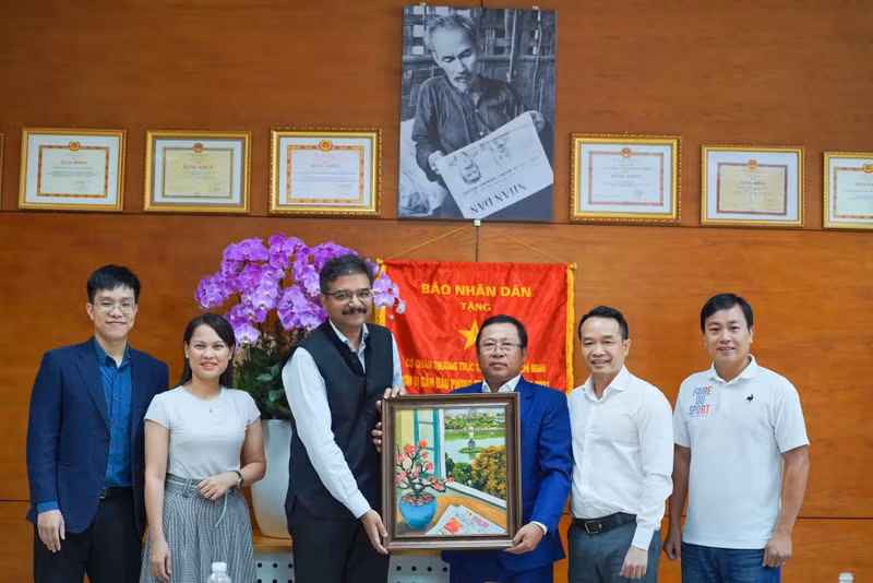El cónsul general de la India en Ciudad Ho Chi Minh, Vipra Pandey, visita la Oficina Representativa del periódico Nhan Dan en el sur. (Foto: THE ANH)