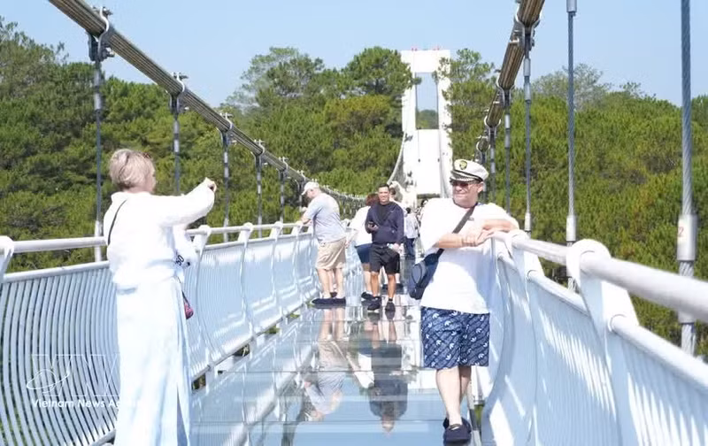 Turistas rusos disfrutan de una visita al puente de cristal en Da Lat. (Foto: VNA)