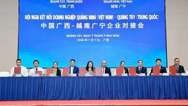 En la conferencia se firmaron once memorandos de entendimiento y acuerdos de cooperación entre empresas de Quang Ninh y Guangxi. (Foto: QMG)