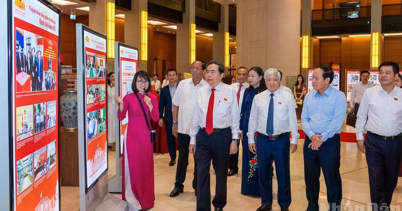 El presidente de la AN, Tran Thanh Man, y los delegados visitan la exposición organizada al margen del Foro.