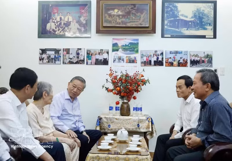 El secretario general del Partido Comunista de Vietnam (PCV) y presidente del país, To Lam, visita a familiares del extinto presidente del Consejo de Estado Vo Chi Cong. (Foto: VNA)