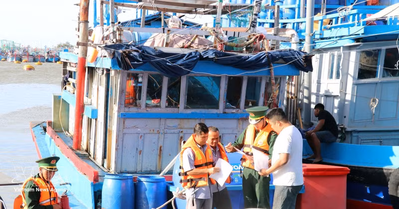 Las fuerzas de control fronterizo y gestión de puerto pesquero de Ca Na (provincia de Ninh Thuan) inspeccionan los documentos de las embarcaciones de los pescadores. (Foto: VNA)