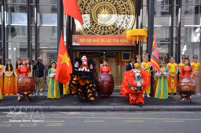 A través de procesiones, ofrendas de banh chung y cantos tradicionales, la diáspora vietnamita reafirma su identidad cultura. (Foto: VNA)