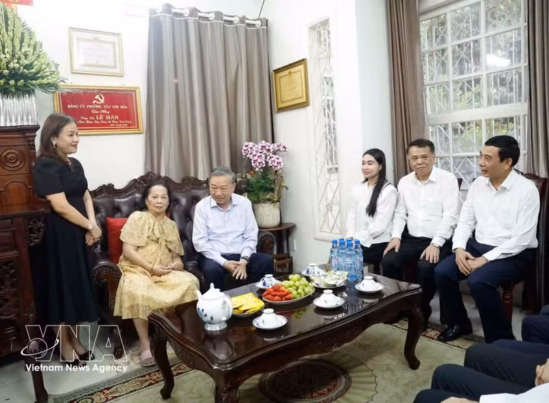 El secretario general del Partido Comunista de Vietnam (PCV) y presidente del país, To Lam, visita a familiares del diufnto secretario general del Partido Le Duan. (Foto: VNA)