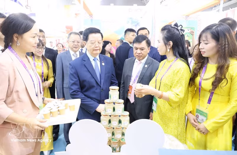 El viceprimer ministro Mai Van Chinh visita los pabellones de Vietnam en la 22ª Feria China-Asean (CAEXPO). (Foto: VNA)
