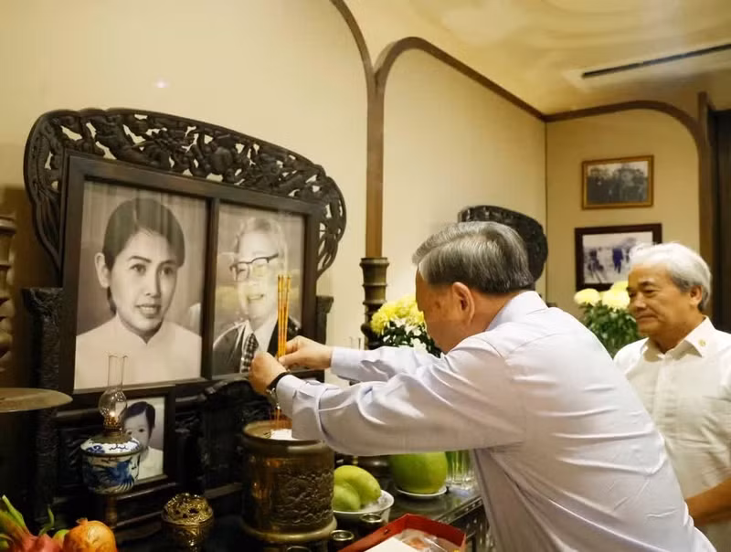 El secretario general del Partido Comunista de Vietnam (PCV) y presidente del país, To Lam, ofrece incienso en memoria del difunto primer ministro Vo Van Kiet. (Foto: VNA)
