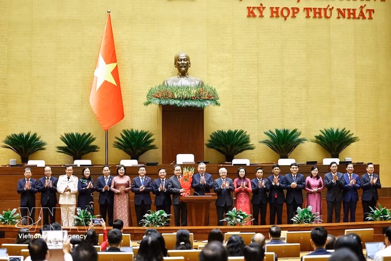 El secretario general To Lam entrega flores para felicitar al presidente de la Asamblea Nacional, Tran Thanh Man. (Foto: VNA)