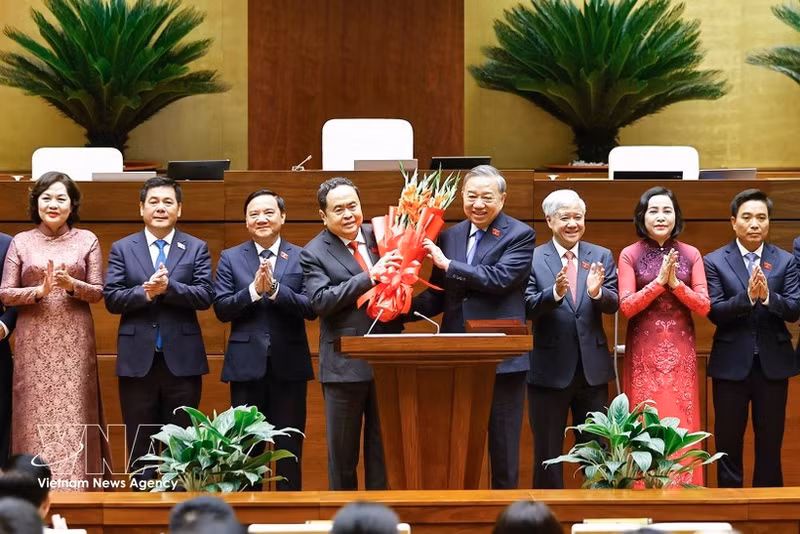 El secretario general To Lam entrega flores para felicitar al presidente de la Asamblea Nacional, Tran Thanh Man. (Foto: VNA)