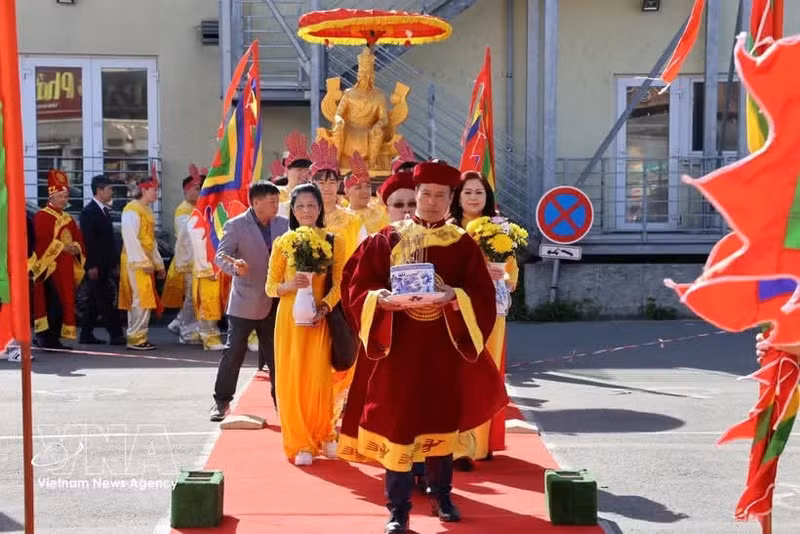A través de procesiones, ofrendas de banh chung y cantos tradicionales, la diáspora vietnamita reafirma su identidad cultura. (Foto: VNA)