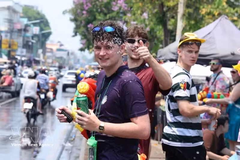 Los turistas extranjeros disfrutan del Festival Songkran 2026. (Foto: Xinhua/VNA)
