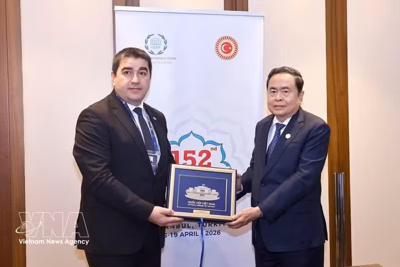 El presidente de la Asamblea Nacional de Vietnam, Tran Thanh Man, se reúne con su homólogo de Georgia, Shalva Papuashvili. (Foto: VNA)
