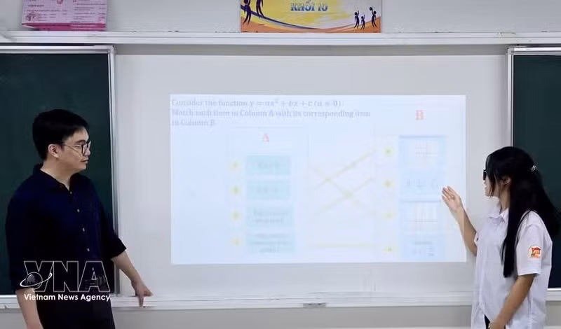 La escuela preuniversitaria Hong Quang experimenta un programa enseñanza de matemáticas en inglés en el curso escolar 2025-2026. (Foto: VNA)