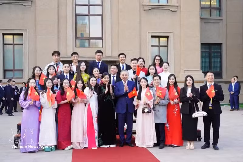 El encuentro entre el secretario general del Partido Comunista y presidente de Vietnam, To Lam, y la comunidad de compatriotas residentes en Pekín, China. (Foto: VNA)