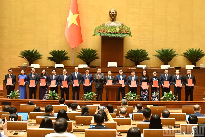 El presidente de la Asamblea Nacional, Tran Thanh Man, entrega la resolución de ratificación a los jefes de las delegaciones de diputados. (Foto: Duy Linh)