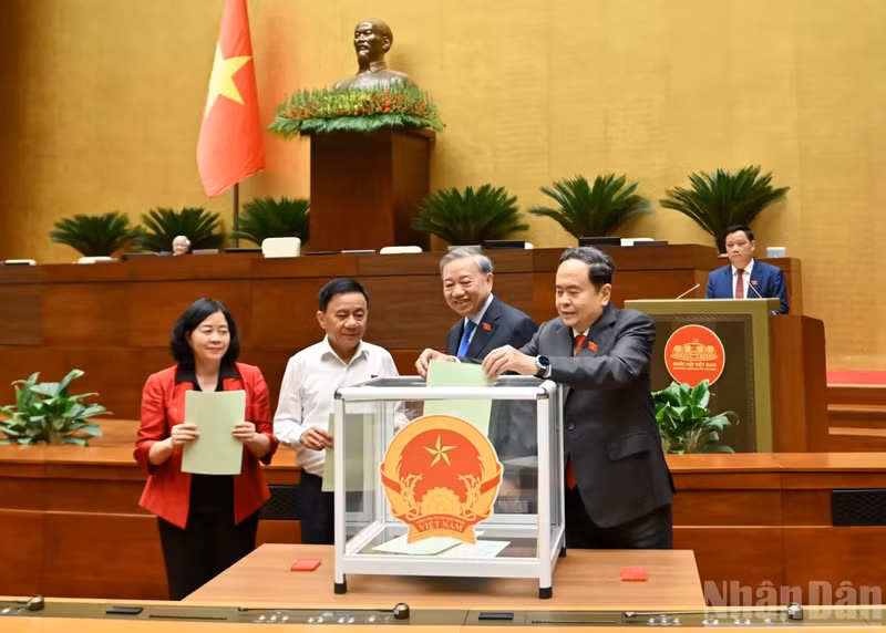 El presidente de la Asamblea Nacional, Tran Thanh Man, emite su voto en la sesión. (Foto: Thuy Nguyen)