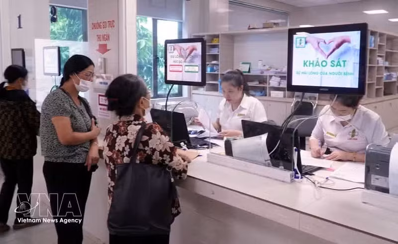 Pago de tasas hospitalarias en el Hospital General de Lam Hoa, en la provincia de Thai Binh. (Foto: VNA)