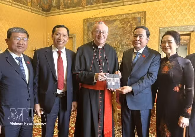 El presidente de la Asamblea Nacional, Tran Thanh Man, y su esposa posan junto al secretario de Estado de la Santa Sede, el cardenal Pietro Parolin, en el marco del intercambio de obsequios oficiales. (Foto: VNA)