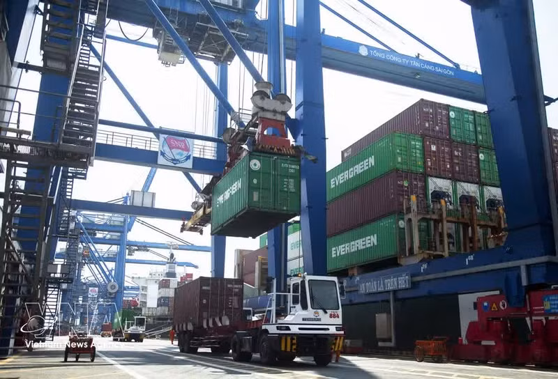 Carga y descarga de mercancías en el puerto de Cat Lai, parte del sistema portuario de Ciudad Ho Chi Minh. (Foto: VNA)