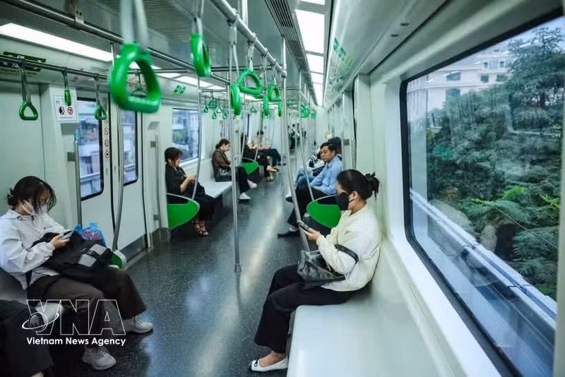 Turistas en el tren elevado de Hanói. (Foto: VNA)