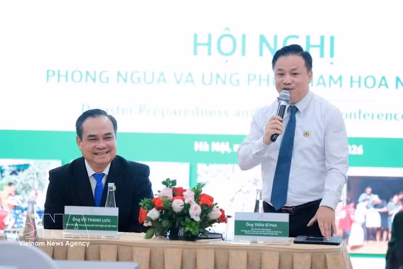 El vicepresidente del Comité Central de la Cruz Roja de Vietnam, Vu Thanh Luu, y el jefe del Departamento de Trabajo Social y Gestión de Desastres, Tran Si Pha, presiden la conferencia. (Foto: VNA)