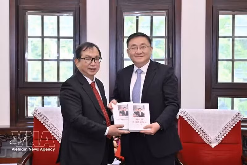 El subdirector general de la VNA, Nguyen Tuan Hung, (izquierda) y el editor en jefe adjunto de Xinhua, Ren Weidong. (Foto: Xinhua/VNA)