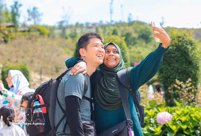 Turistas documentan su viaje para conquistar el pico Fansipan, "el techo de Indochina". (Foto:VNA)