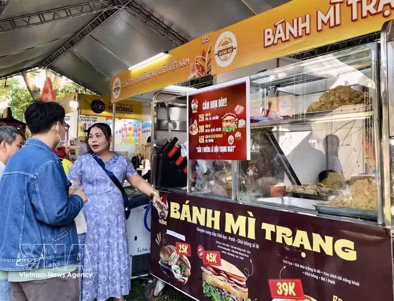Visitantes acuden al festival para conocer la emblemática marca del banh mi vietnamita. (Foto: VNA)