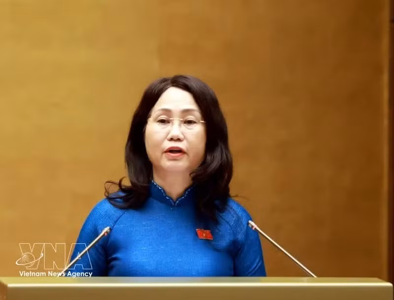 La ministra de Cultura, Deportes y Turismo, Lam Thi Phuong Thanh, presenta informe de explicación, revisión y ajuste del proyecto de Resolución de la Asamblea Nacional sobre el desarrollo de la cultura de Vietnam. (Foto: VNA)