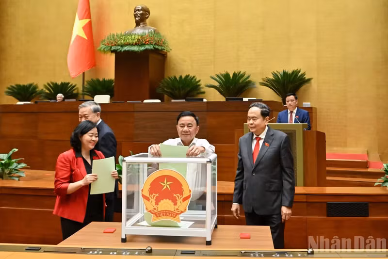 El miembro permanente del Secretariado del Comité Central del PCV, Tran Cam Tu, emite su voto en la sesión. (Foto: Duy Linh)