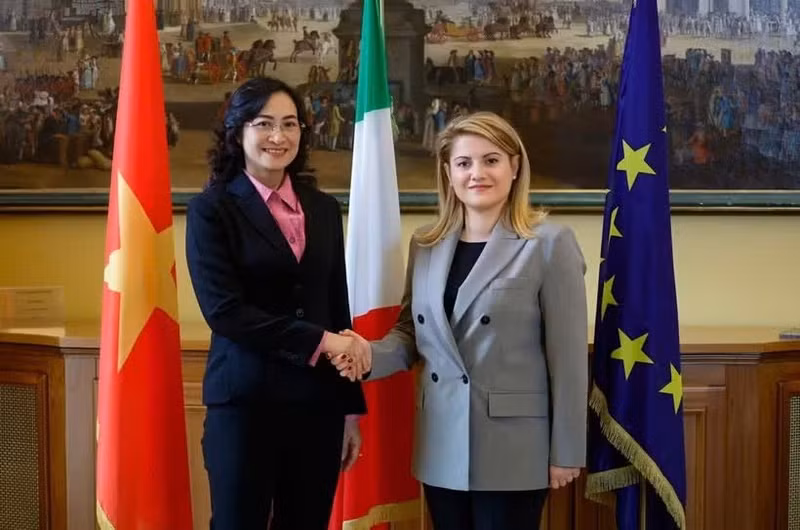 La viceministra de Industria y Comercio, Phan Thi Thang (izquierda), y la subsecretaria de Estado de Asuntos Exteriores y Cooperación Internacional de Italia, Maria Tripodi (Foto: Ministerio de Industria y Comercio de Vietnam)