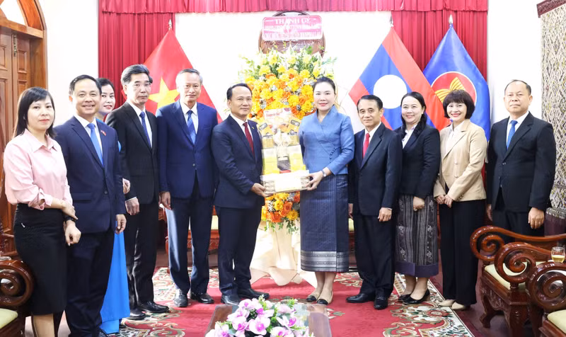 Los líderes de Da Nang felicitan al Consulado General de Laos con motivo del Año Nuevo Bunpimay.