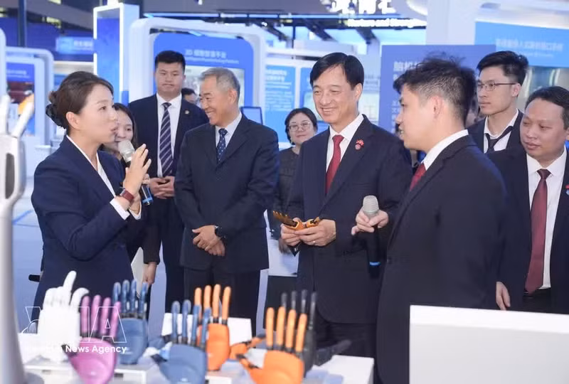 La delegación vietnamita visita la zona de exposiciones y escucha una presentación sobre la formación y el desarrollo de Zhongguancun y algunos logros destacados en ciencia, tecnología e innovación en Pekín. (Foto: VNA)
