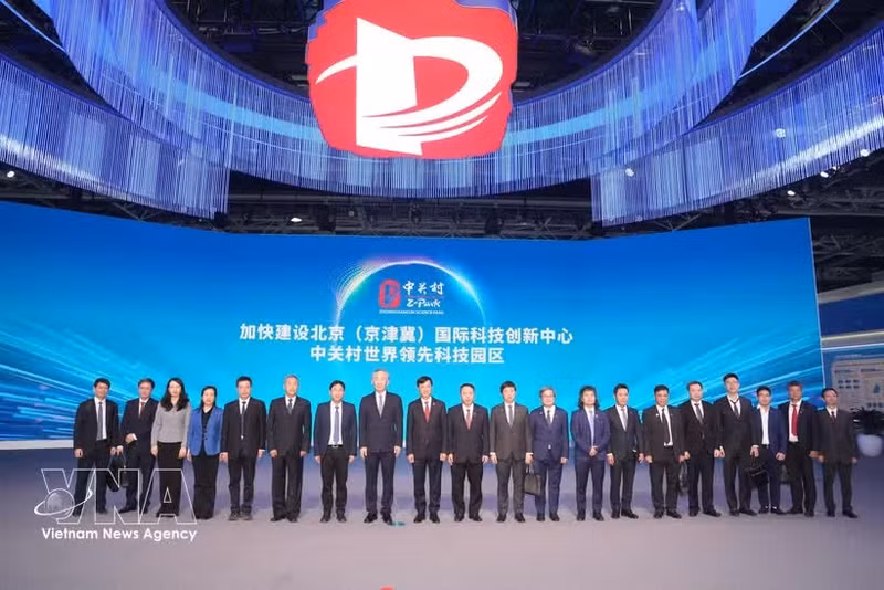 Funcionarios vietnamitas se reúnen con los directivos de la zona de alta tecnología de Zhongguancun y las autoridades de Pekín. (Foto: VNA)